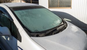 【車のフロントガラスの霜取り方法】簡単!!ヘラ・スプレー・お湯など。防止対策も紹介！