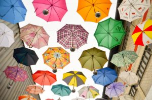 【傘の寿命】折り畳み傘・ビニール傘などの雨傘の平均寿命は何年？買い替え頻度も紹介！