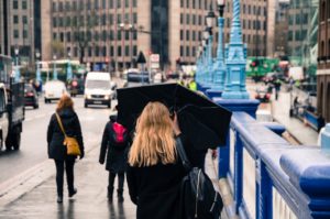【日傘と普通の傘(雨傘)の違い】日傘を雨傘に＆雨傘を日傘にできる？徹底解説！